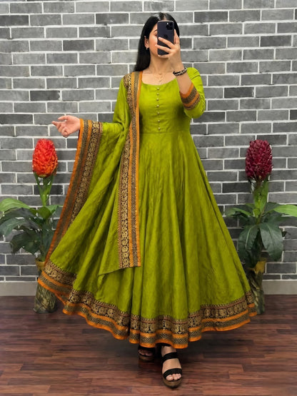 Vizhitra Anarkali With Dupatta