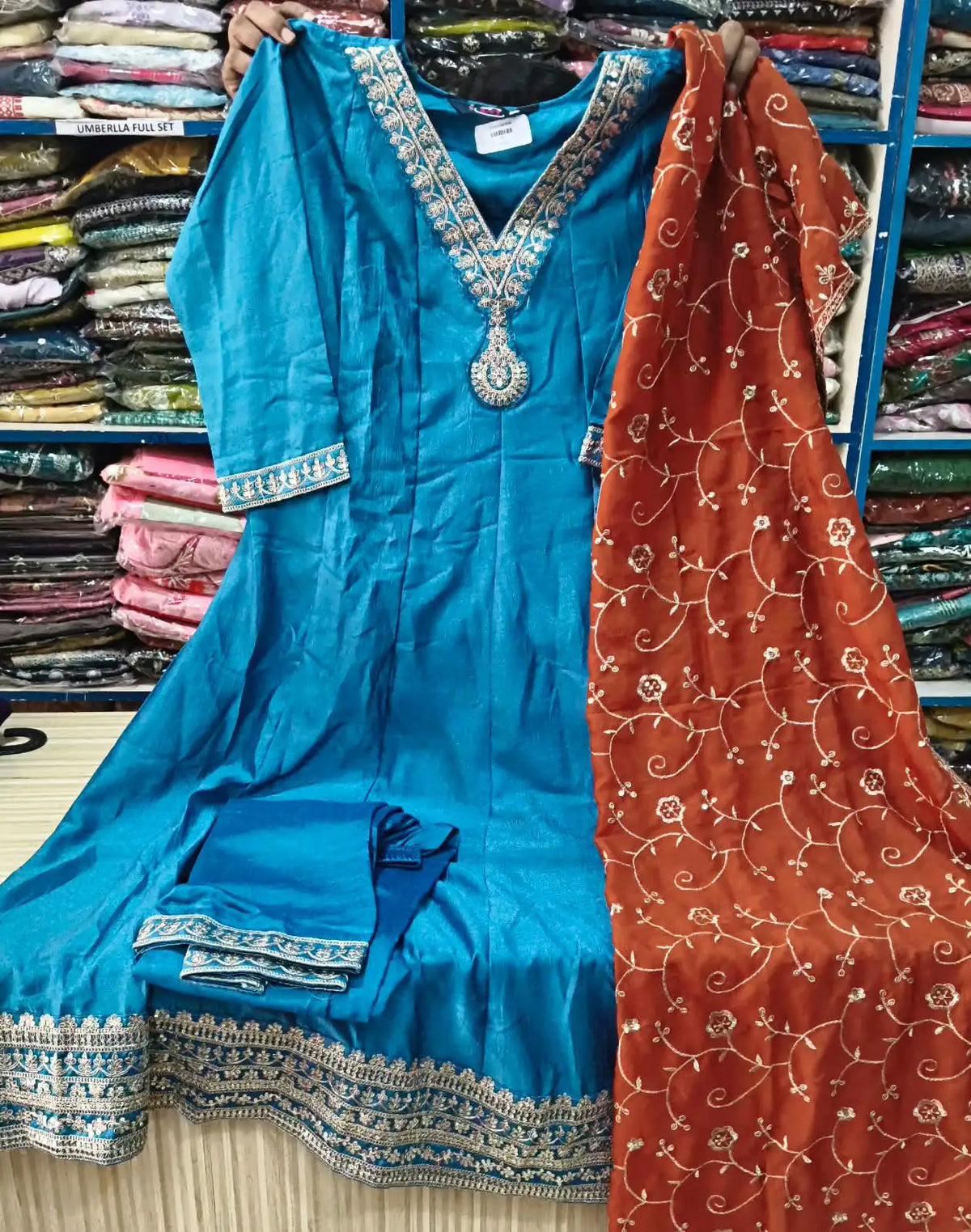 Kali Model Vizhitra 3pcs Set